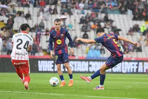 أراخو ينقذ برشلونة في الوقت القاتل أمام جيرونا ويمنحه صدارة الليجا